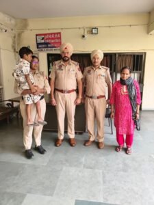 थाना तीन प्रभारी राजिंदर सिंह जसवाल ने बच्चे के माता पिता को ढूंढ कर बच्चे की माता को सौंपा 7 IMG 20251024 WA0085