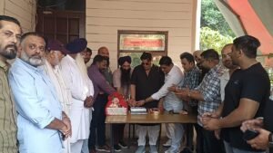 गौरव टेलीकॉम की तरफ से पूर्व कैबिनेट मंत्री अवतार हैनरी के मुख्य दफ्तर में Apple iPhone Duo किया लॉन्च 7 IMG 20261023 WA0491